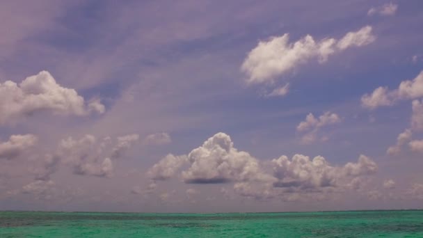 Ρομαντικό ταξίδι με θέα στη θάλασσα ταξίδι στην παραλία με γαλαζοπράσινα νερά με λευκή άμμο φόντο κοντά σε κύματα — Αρχείο Βίντεο