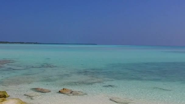 Drón légi utazás idilli tengerparti strand kirándulás a kék tenger tiszta homokos háttér — Stock videók