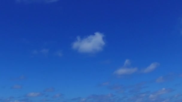 Panorama de verano de tranquilo viaje a la playa junto a una laguna poco profunda con fondo de arena blanca cerca del arrecife — Vídeos de Stock