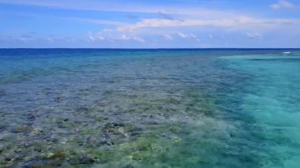 Dag abstract van ontspannen kust strand breken door turquoise oceaan en witte zandachtergrond voor zonsondergang — Stockvideo