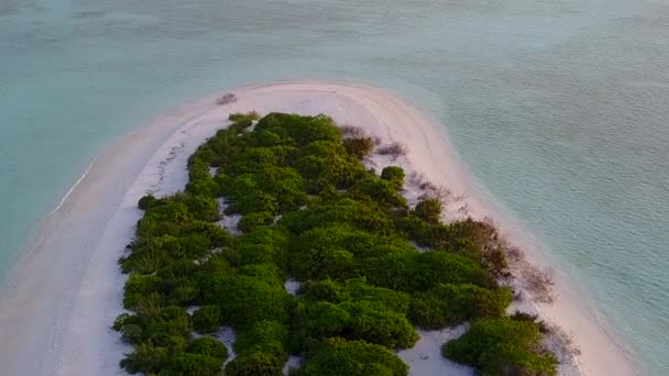 Zbliżenie podróży tropikalnego kurortu plaży dzikiej przyrody przez przejrzyste morze z białym tle piasku w pobliżu surfowania — Wideo stockowe