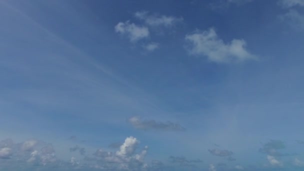 Αντιγράψτε τον διαστημικό τουρισμό εξωτική περιπέτεια παραλία θέρετρο από aqua μπλε νερό με λευκό φόντο άμμο μετά την ανατολή του ηλίου — Αρχείο Βίντεο