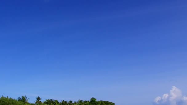 Копировать космическое небо экзотического пляжа залива отдыха аква-синий океан и белый песчаный фон перед закатом — стоковое видео