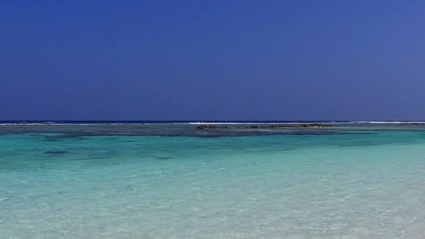 Cerul de vară al stilului de viață perfect pe plajă de către oceanul turcoaz cu fundal de nisip alb lângă valuri — Videoclip de stoc