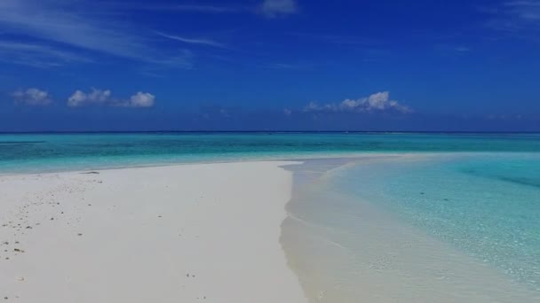 Naturaleza vacía del viaje idílico a la playa de la laguna por mar claro y fondo de arena blanca a la luz del sol — Vídeo de stock