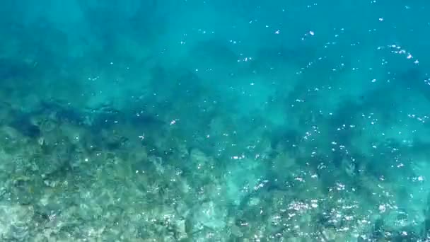 Paisaje marino de verano de viaje de playa de bahía de lujo por laguna verde azul y fondo de arena blanca cerca de un banco de arena — Vídeo de stock