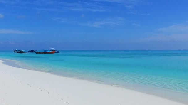 透明海と白い砂の背景によるエキゾチックな海岸の休暇の空中ドローン観光 — ストック動画