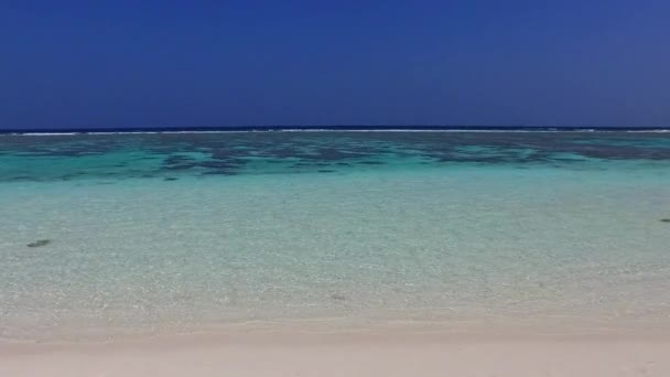 Копировать космическую панораму рая на берегу моря поездка по голубой лагуне с белым песком фоне рядом с волнами — стоковое видео