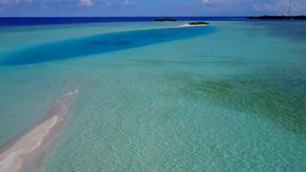 Lotnicze drone podróże egzotycznej plaży turystycznej wakacje przez błękitne zielone morze z czystym, piaszczystym tle — Wideo stockowe