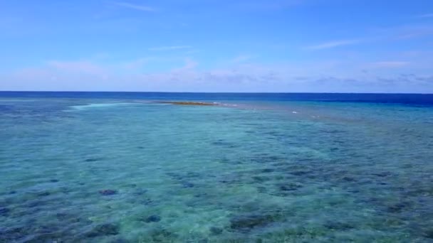 Воздушная панорама прекрасного пляжа с видом на море на чистом воде и белом песчаном фоне — стоковое видео