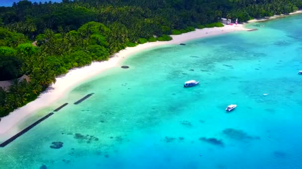 Närbild resa vackra turist strand paus vid grunt hav med vit sand bakgrund nära resort — Stockvideo