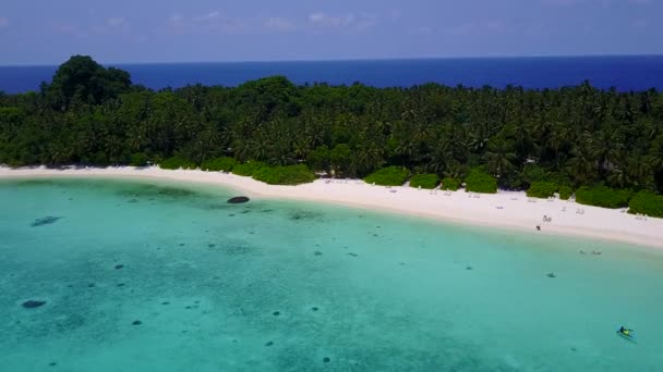 Letecká povaha klidné ostrov plážový čas podle tyrkysové moře s jasným písečným pozadím — Stock video