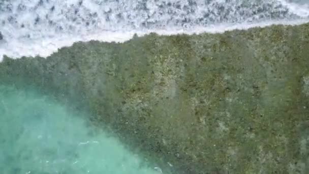 Üres természet paradicsom üdülőhely strand utazás átlátszó óceán fehér homokos háttér közelében zátony — Stock videók