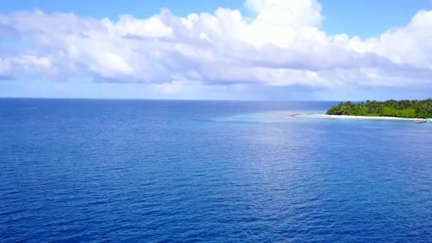 Leere Natur der Meereslagune Strandausflug durch blaues Wasser und weißen Sandhintergrund im Sonnenlicht — Stockvideo