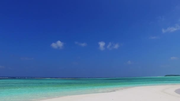 Panorama ensolarado do paraíso resort férias na praia por água azul-turquesa e fundo de areia branca perto de palmeiras — Vídeo de Stock