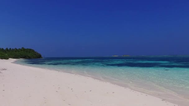 Szeroki kąt tekstury relaksującej podróży turystycznej plaży przez błękitne morze z białym, piaszczystym tle w pobliżu surfowania — Wideo stockowe