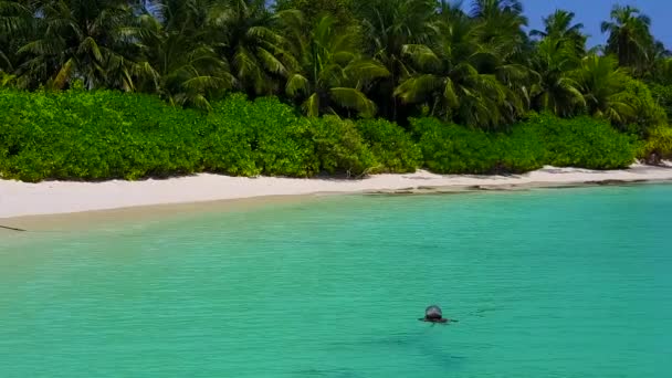 Sunny táj idilli lagúna strand szünet átlátszó tenger fehér homok háttér napkelte után — Stock videók