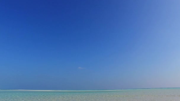 Dagpanorama van idyllische kust strandvakantie door turquoise oceaan met witte zandachtergrond in zonlicht — Stockvideo