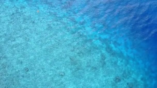 Paisaje marino diurno de costa tropical tiempo de playa por laguna verde azul y fondo de arena brillante después del amanecer — Vídeo de stock