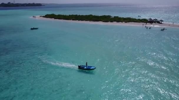 Weitwinkeltourismus der ruhigen Lagune Strand Tierwelt durch klare Lagune mit weißem Sandhintergrund vor Sonnenuntergang — Stockvideo