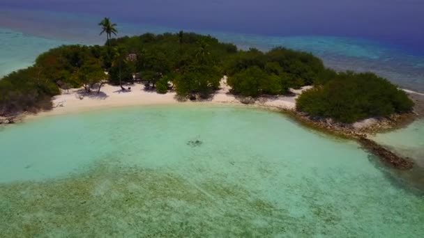 Turismo romântico de praia litorânea perfeita viagem pela lagoa azul e fundo de areia limpa perto de barra de areia — Vídeo de Stock