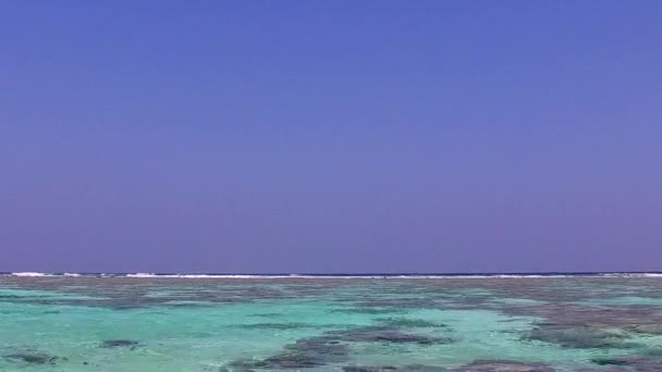 Amplio ángulo turístico de vacaciones de playa de costa tropical por laguna azul aguamarina y fondo de arena blanca después del amanecer — Vídeos de Stock