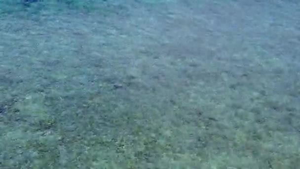 Mavi yeşil deniz ve beyaz kumlu arka planda gün doğumundan sonra güzel turist plajı yaşam tarzının soyutlanması — Stok video