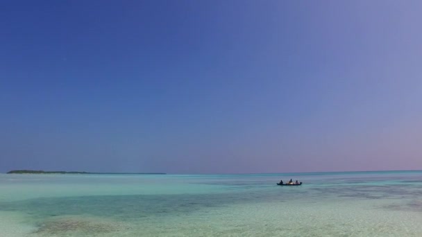 Széles látószögű természet paradicsom öböl strand szünet kék víz fényes homokos háttér közelében üdülőhely — Stock videók