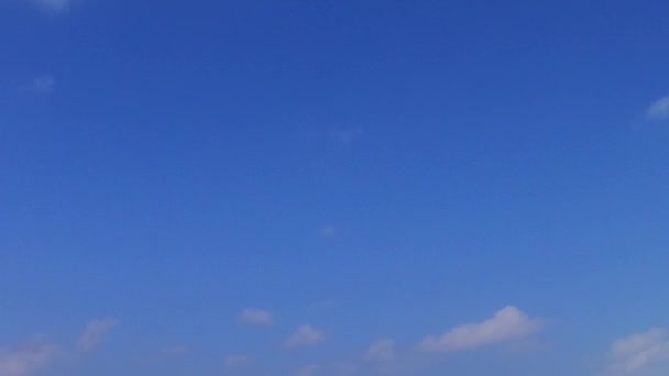 Порожня текстура розкішного туристичного пляжного подорожі блакитною водою та білим піщаним фоном перед заходом сонця — стокове відео