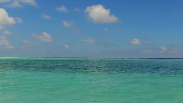 透明ラグーンと波の近くの白い砂浜の背景によって楽園の島のビーチの旅の旅行を閉じます — ストック動画