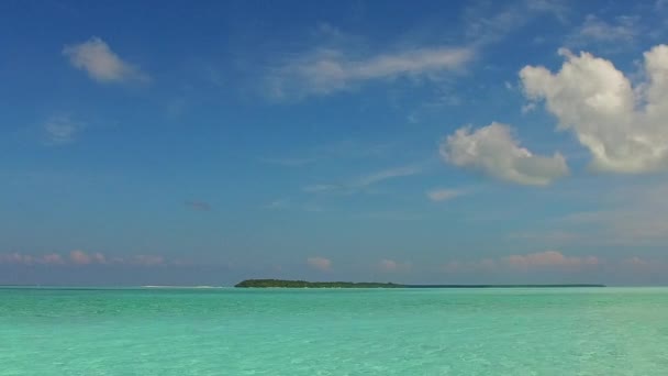 Sudut lebar pemandangan pantai yang santai liburan oleh air biru dan latar belakang berpasir putih di dekat gelombang — Stok Video