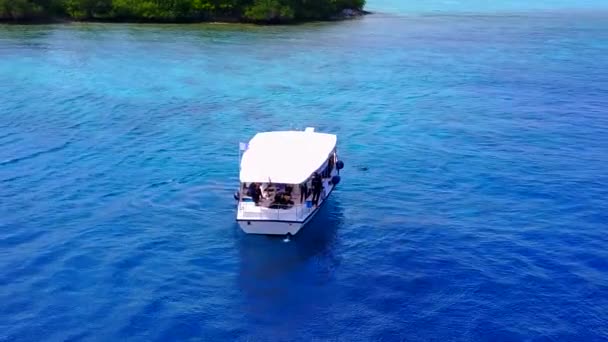 Kopiuj teksturę przestrzeni luksusowej plaży zatoki podróży przez aqua niebieskiej laguny z białym, piaszczystym tle w pobliżu palm — Wideo stockowe