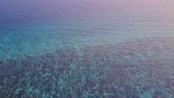 Romantico paesaggio di idilliaca avventura spiaggia turistica da laguna verde blu e sfondo di sabbia bianca dopo l'alba — Video Stock