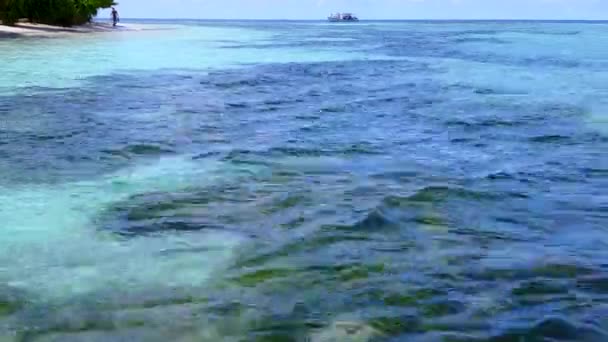 Romantico cielo di paradiso laguna spiaggia stile di vita dal mare blu con sfondo di sabbia bianca vicino banco di sabbia — Video Stock