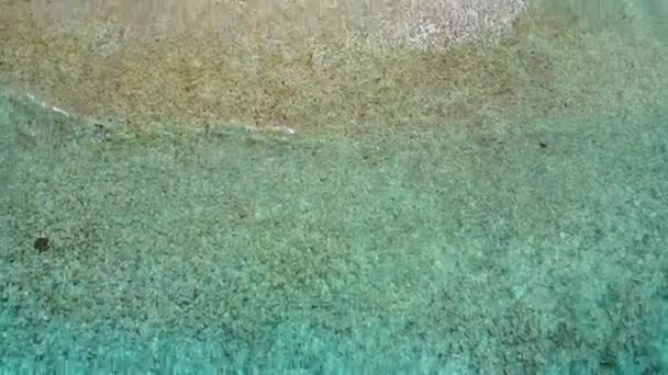 Cerca de la naturaleza de la playa idílica resort romper por el agua azul y el fondo de arena blanca cerca del surf — Vídeo de stock