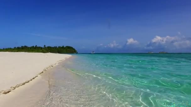 波の近くに明るい砂の背景を持つ青い緑の海による海洋ビーチの旅の晴れ空 — ストック動画