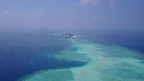 Drone εναέρια αφηρημένη του θαλάσσιου τουριστικού ταξιδιού παραλία από διαφανή λιμνοθάλασσα και λευκό αμμώδη φόντο — Αρχείο Βίντεο