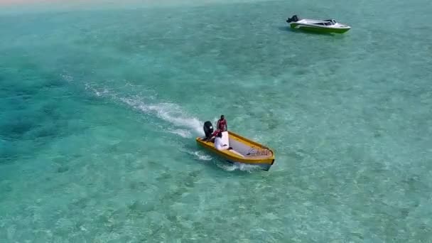 Paisagem ensolarada de estilo de vida bonito praia turística por aqua mar azul com fundo de areia branca perto de ondas — Vídeo de Stock