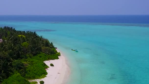 Drone ver la textura de la costa perfecta tiempo de playa por el agua azul y fondo de arena blanca — Vídeo de stock