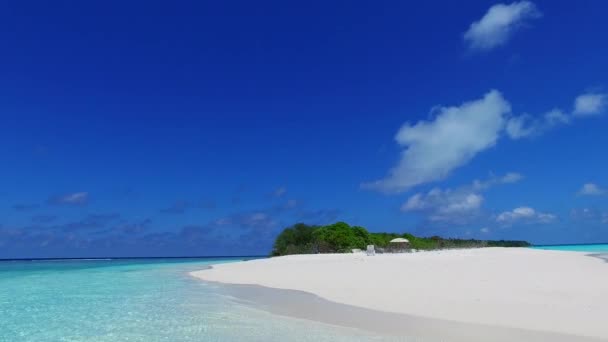 Mavi okyanus kıyısında dinlenme körfezi kumsalında gündüz gökyüzü ve resifin yanında beyaz kum arka planı — Stok video