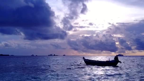 Flygdrönare havsbild av exotiska resort strand resa med blått vatten och vit sand bakgrund — Stockvideo