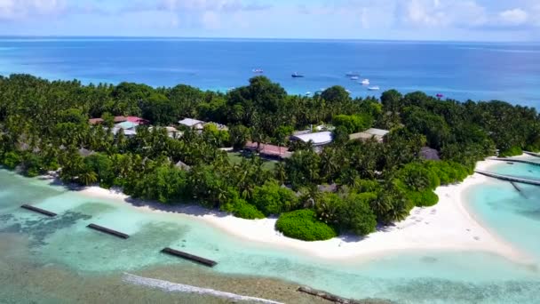 Luchtfoto drone zeegezicht van perfecte kust strand reis door blauwe lagune met witte zandachtergrond — Stockvideo