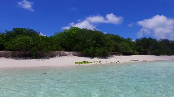 Sommerhimmel der Luxus-Lagune Strand Reise durch türkisfarbenes Meer und weißen Sandhintergrund im Sonnenlicht — Stockvideo