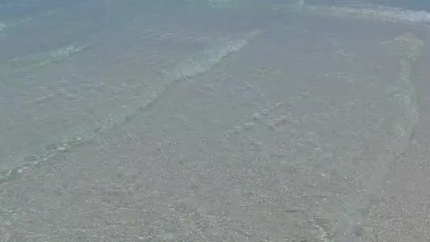 Viagem vazia do paraíso praia costeira tempo por mar transparente com fundo de areia branca antes do pôr do sol — Vídeo de Stock