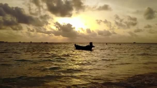 복사 우주 파노라마, 열대 해안 휴양지, 파도 근처에 하얀 모래사장이 있는 푸른 바다 — 비디오