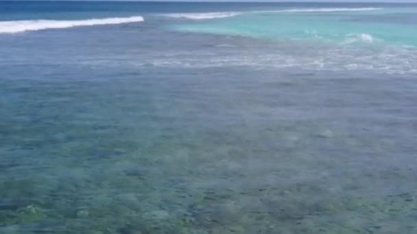 Panorama aéreo de drones de exótico viaje a la playa junto a la laguna azul aguamarina con un fondo arenoso limpio — Vídeos de Stock