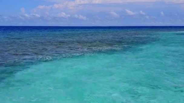 Viaggio soleggiato di bella spiaggia costa pausa da laguna blu con sfondo di sabbia bianca vicino surf — Video Stock