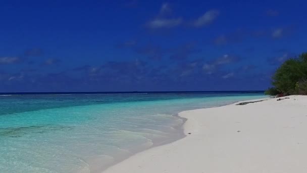 サンゴ礁の近くに青い海と白い砂浜の背景によって完璧な海岸のビーチの旅の海を閉じます — ストック動画