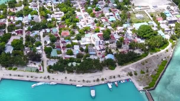 Luchtvaart van perfecte lagune strand break door aqua blauwe lagune en schone zandachtergrond — Stockvideo