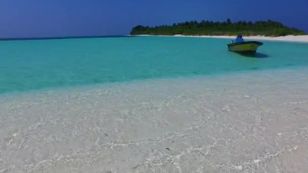 Słoneczny pejzaż morza egzotyczny widok na morze plaża przygoda przez błękitne morze i biały piasek tło w pobliżu piaskownicy — Wideo stockowe